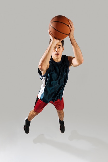 Hombre de alto ángulo jugando baloncesto