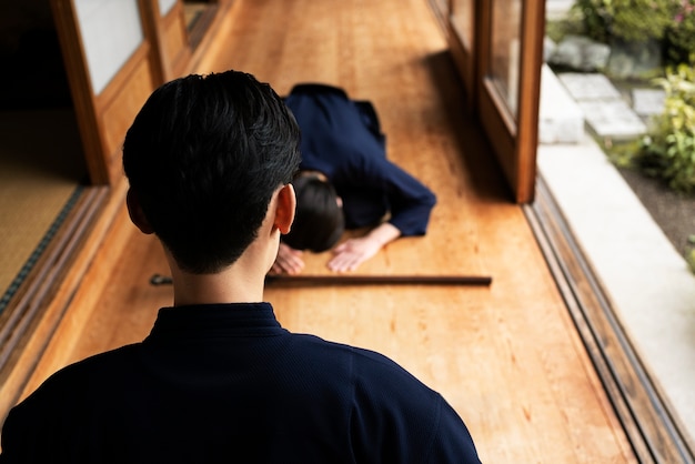 Foto hombre de alto ángulo meditando en el piso