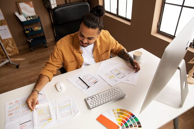 Foto hombre de alto ángulo trabajando en el escritorio