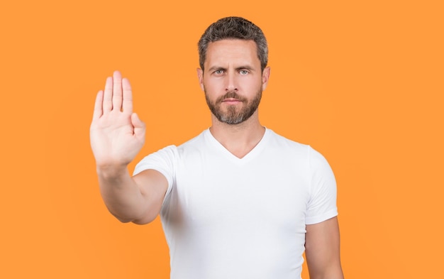 Hombre con alto y sin gesto en la foto de estudio del hombre alto no muestra ningún hombre sin gesto alto