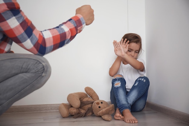 Foto hombre amenazando a su hija en casa concepto de violencia doméstica