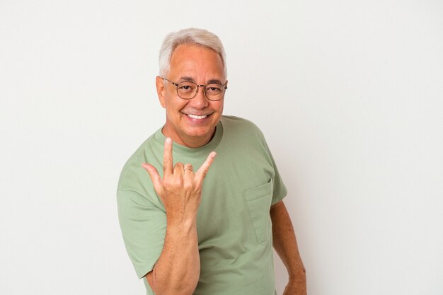 Foto hombre americano senior aislado sobre fondo blanco mostrando gesto de rock con los dedos