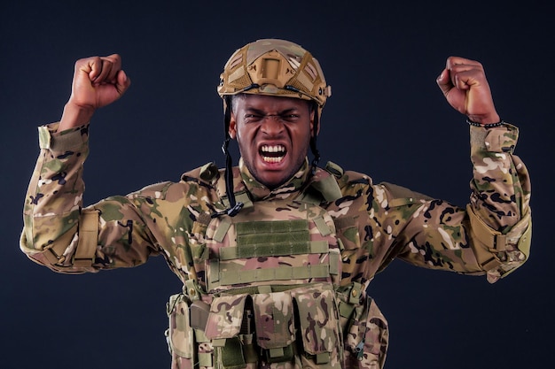 Hombre americano en traje de camuflaje dolor grito grito