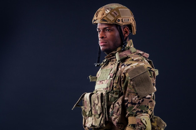 Hombre americano en traje de camuflaje tristeza