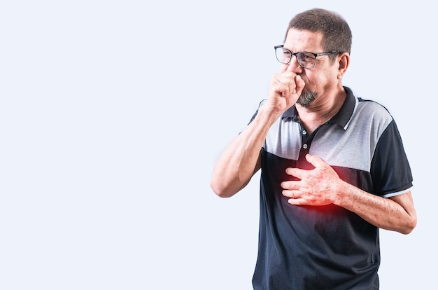 Hombre anciano con bronquitis tos aislado Hombre viejo con gafas que sufre de tos aislado