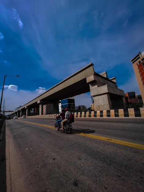 un hombre andando en bicicleta