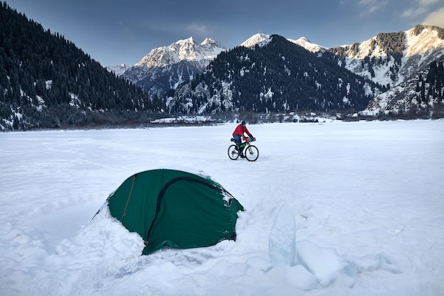 Hombre andar en bicicleta en el lago congelado