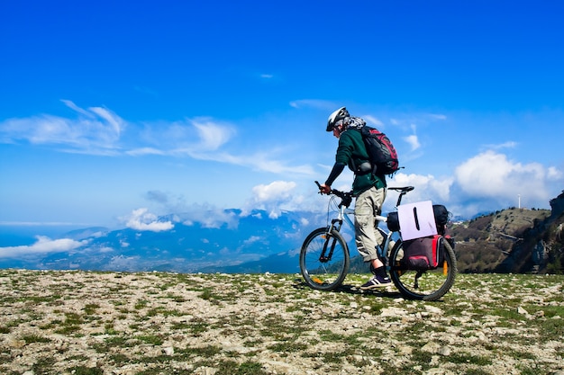 Foto hombre andar en bicicleta