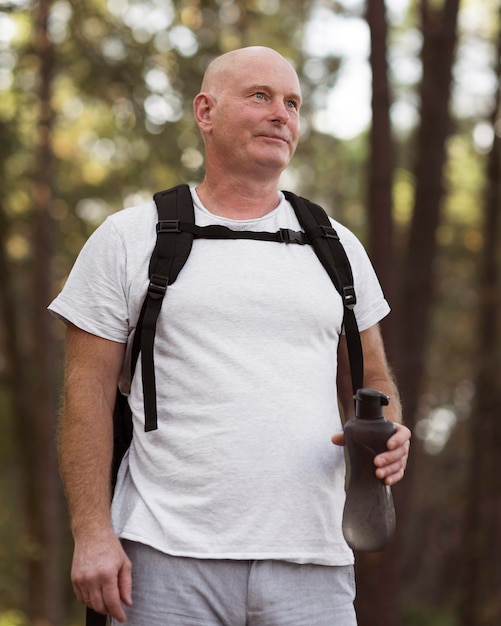 Foto hombre de ángulo bajo con mochila