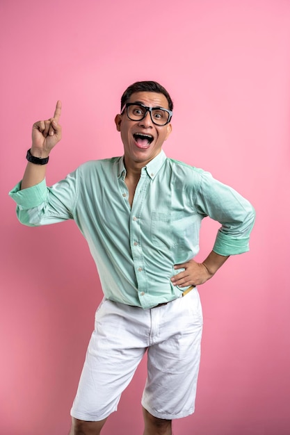 Hombre con anteojos y una camisa de pie