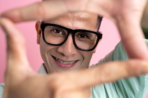 Hombre con anteojos y una camisa de pie