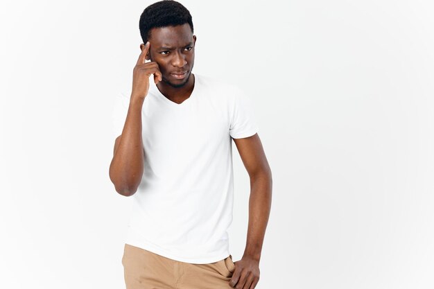 Hombre de apariencia africana con camiseta blanca aspecto serio emociones foto de alta calidad