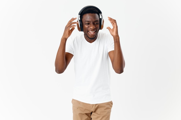 hombre apariencia africana divertida auriculares tecnología estilo de vida fondo ligero foto de alta calidad