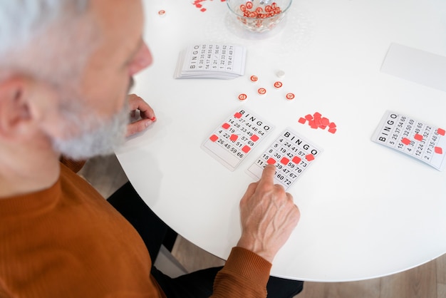 Foto hombre apasionado por jugar bingo