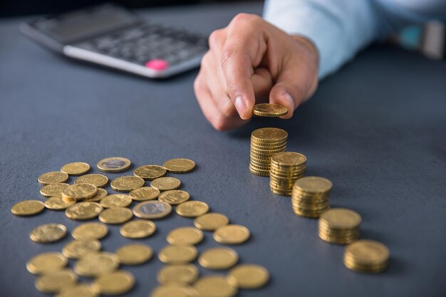 Hombre apilando monedas en la mesa