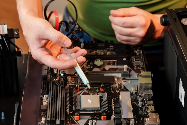 El hombre aplica pasta térmica a la CPU