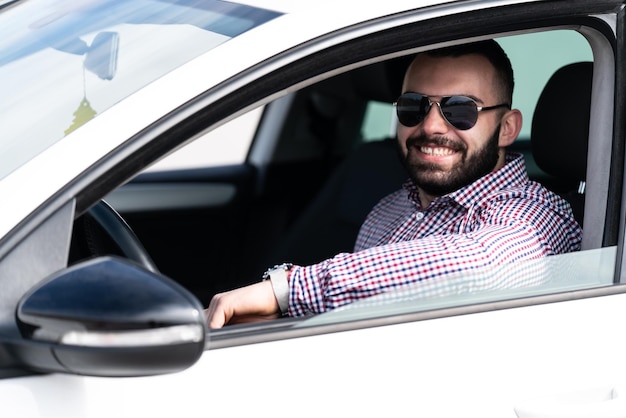 Foto hombre aprendiendo a conducir un automóvil