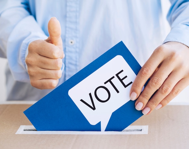 Foto hombre aprobando su elección en elecciones