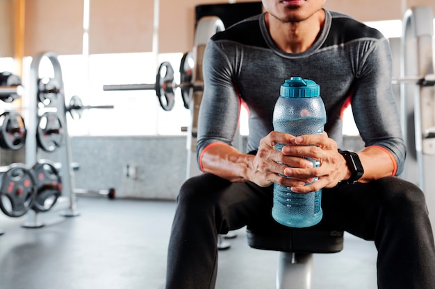 Hombre apto con botella de agua