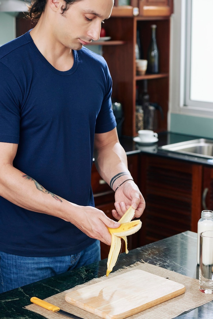 Foto hombre apto haciendo batido de proteínas