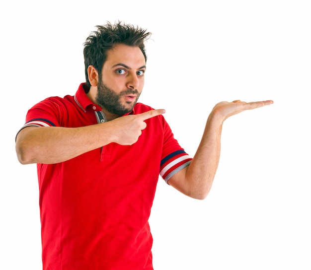 Hombre apuntando con camiseta roja