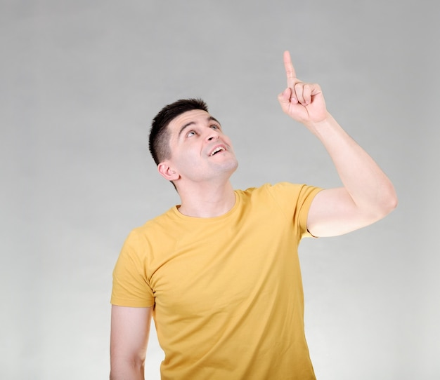 Foto hombre apuntando con el dedo hacia arriba aislado