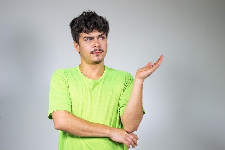 Foto hombre apuntando a la derecha