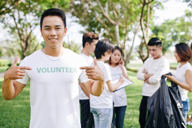 Hombre apuntando a la inscripción de voluntarios