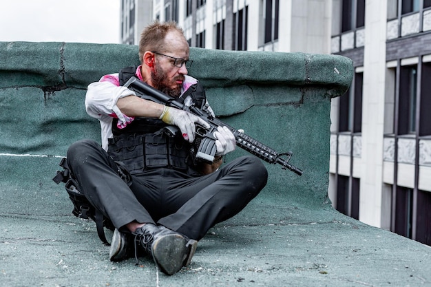 El hombre apuntó con la pistola accesoriada como agente especial.