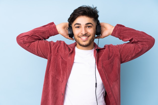 Hombre árabe con auriculares en la cabeza.