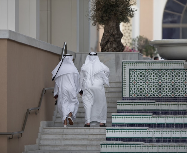 hombre árabe caminando en el palacio