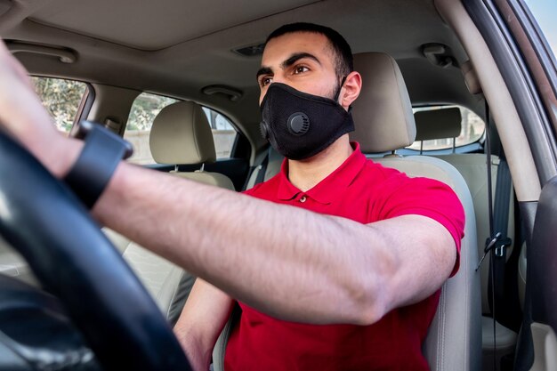 Hombre árabe conduciendo su auto con una sonrisa y sintiéndose confiado