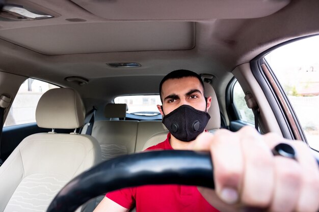 Hombre árabe conduciendo su auto con una sonrisa y sintiéndose confiado