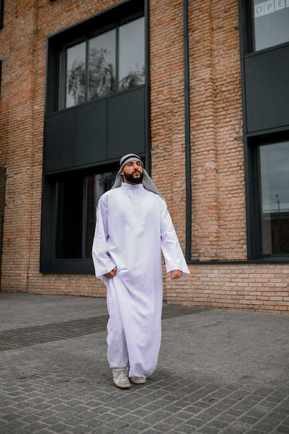 Hombre árabe. hombre ropa tradicional de oriente en la calle de la ciudad | Foto Premium