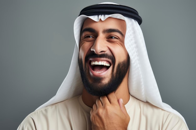 Un hombre árabe sonriendo a la cámara.