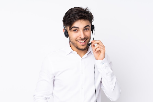 Hombre árabe telemarketer trabajando con un auricular aislado en blanco