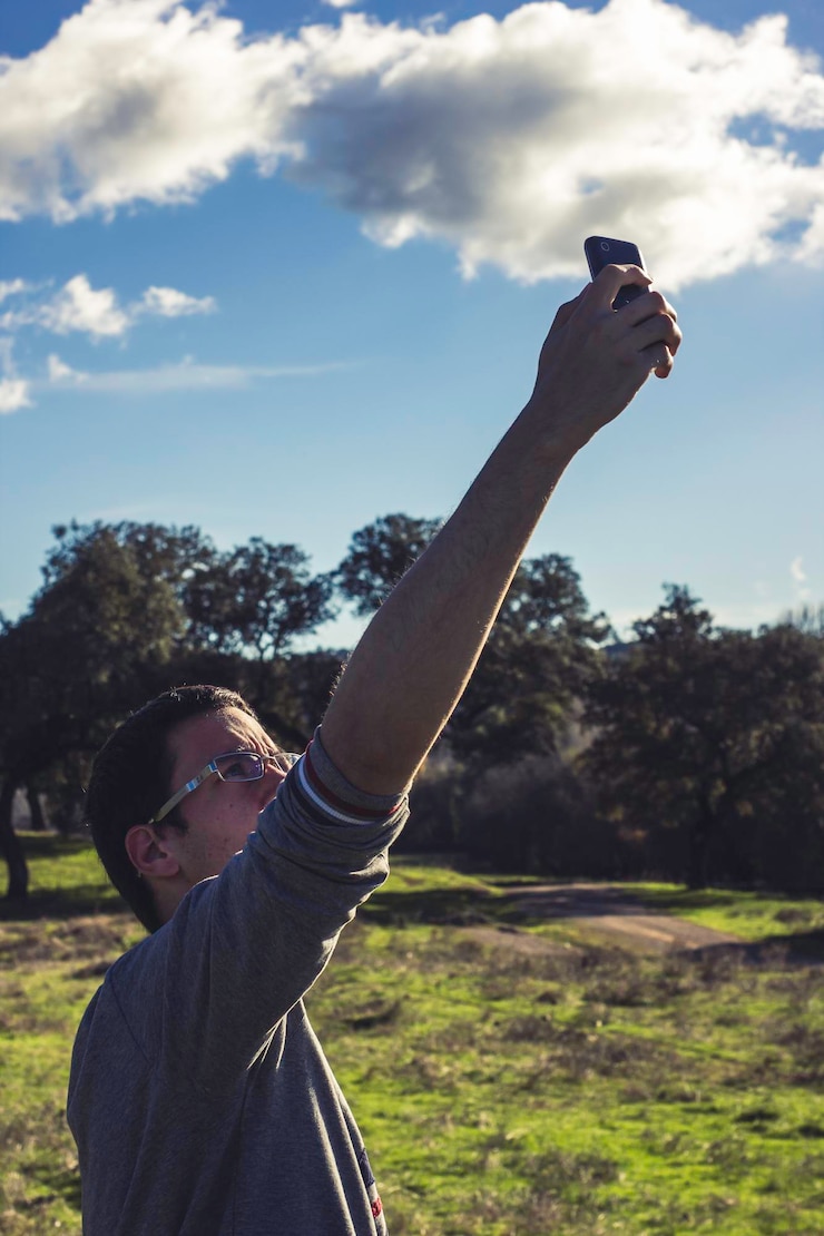 Foto hombre en el árbol contra el cielo