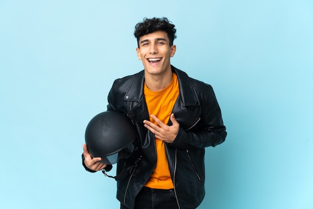 Hombre argentino con un casco de moto sonriendo mucho