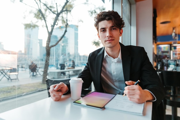 Hombre argentino trabajando con la tableta del café