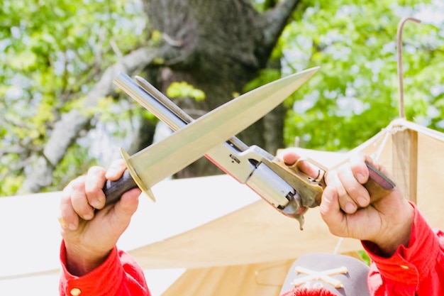 Foto hombre con arma y cuchillo