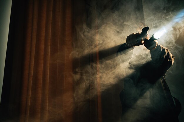 Foto hombre con arma con humo