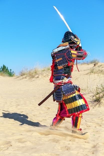 Hombre con armadura de samurai con espada