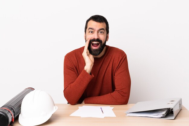 Hombre arquitecto en una mesa con planes y casco