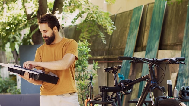 Hombre arreglando herramientas para la reparación de bicicletas