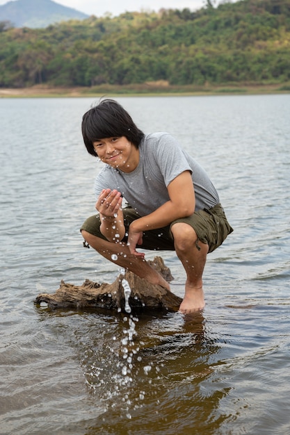 Hombre de Asia en bermudas y camiseta, concepto de actividad al aire libre