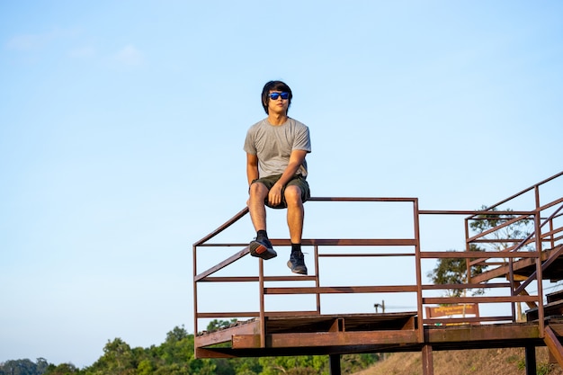 Hombre de Asia en bermudas y camiseta