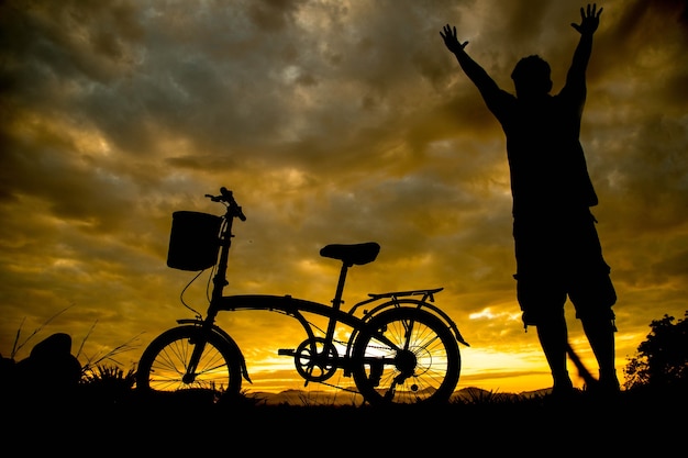 Hombre asiático andar en bicicleta por la mañana.