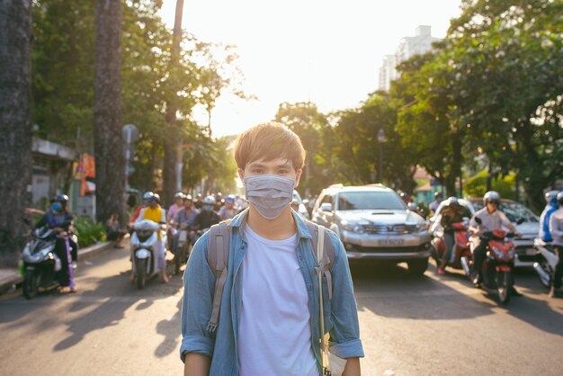 Hombre asiático en la calle con máscaras protectoras