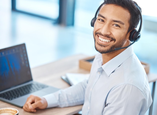 Hombre asiático del centro de llamadas con auriculares y computadora portátil que trabaja para contactarnos, soporte de ventas de telemarketing y empresa de consultoría Ayuda de servicio al cliente corporativo y empleado de agente de éxito comercial en la oficina