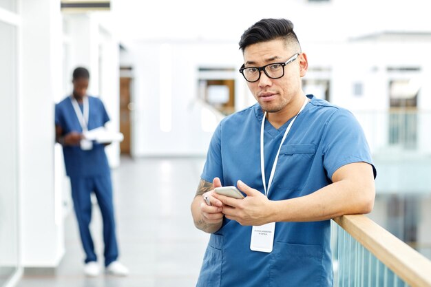 Hombre asiático como médico